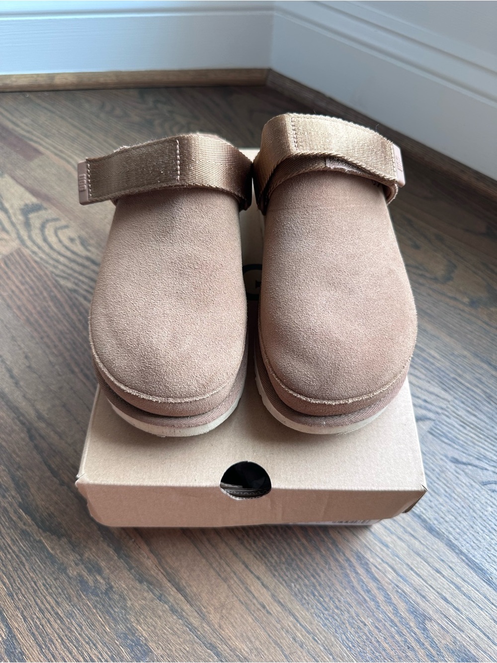 UGG Women's Goldenstar Chestnut Clogs with Strap